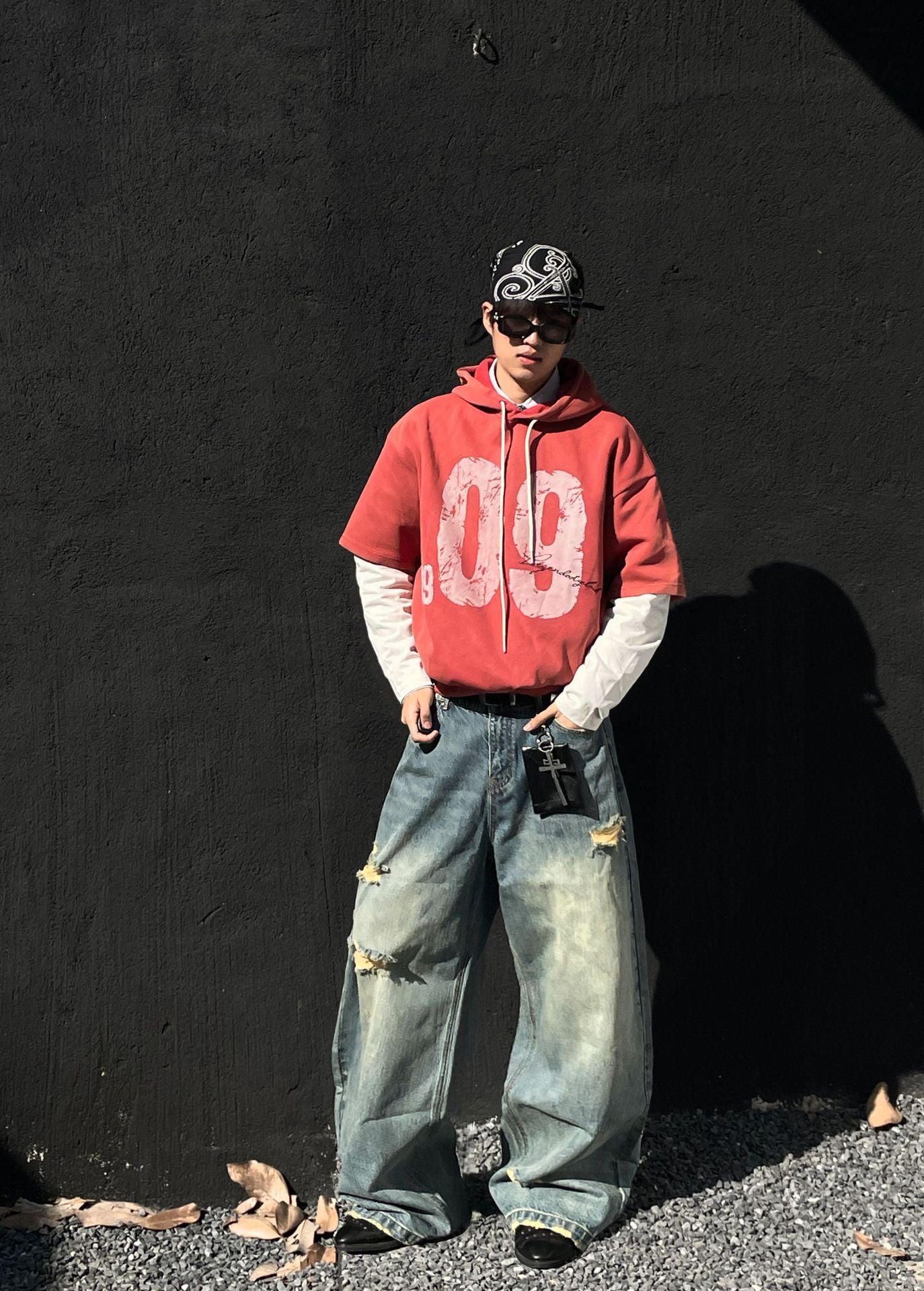 Sudadera de hombre con efecto de dos piezas – Gráfico desgastado «09» y estilo urbano lavado