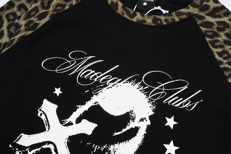 Langarm-Raglan-Shirt mit Leopardenärmeln und Gothic-Kreuz-Print