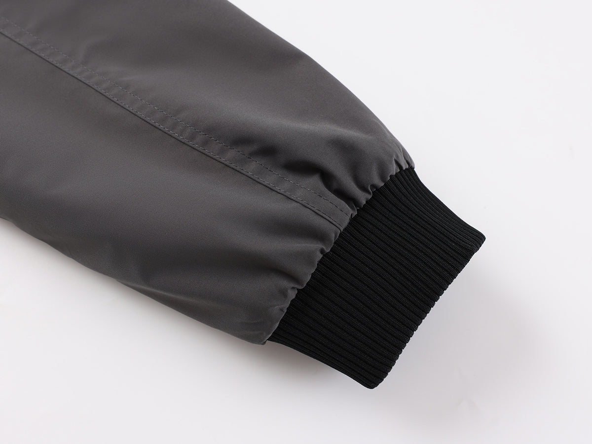 Veste bomber matelassée pour homme avec col à pointes et coutures arrondies