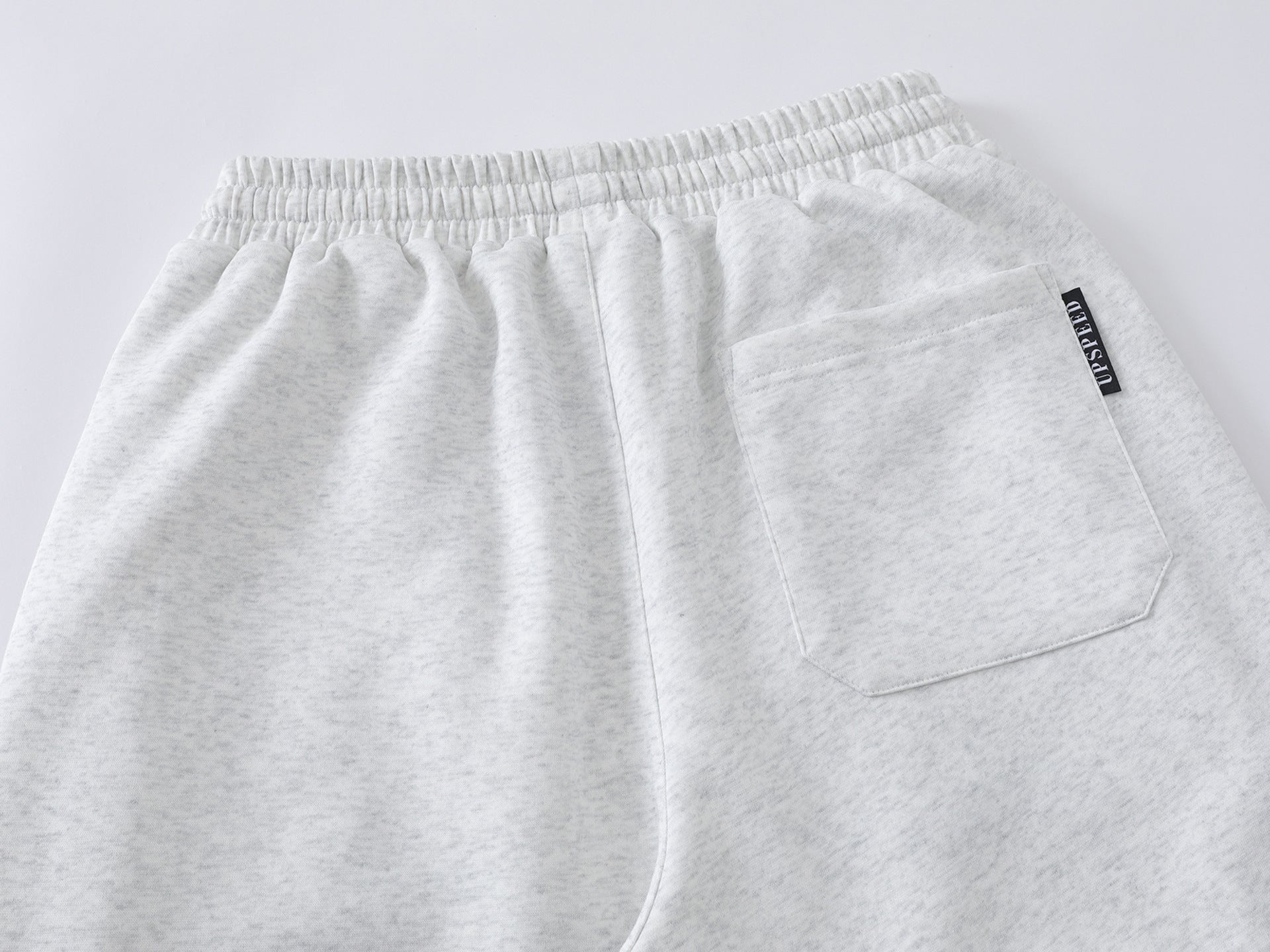 Pantalon de survêtement à jambes larges avec passepoil contrastant et écusson brodé