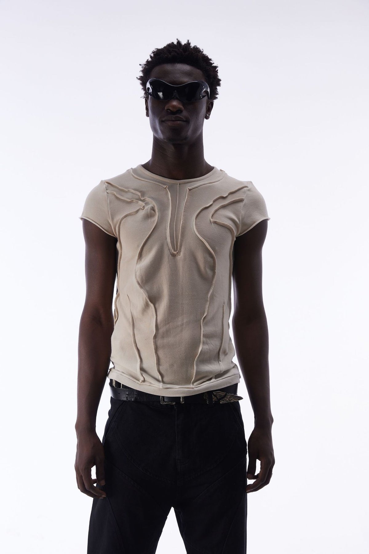 T-shirt ajusté à manches courtes déconstruit, avec coutures en relief 3D sur la poitrine et le dos, coloris blanc cassé délavé