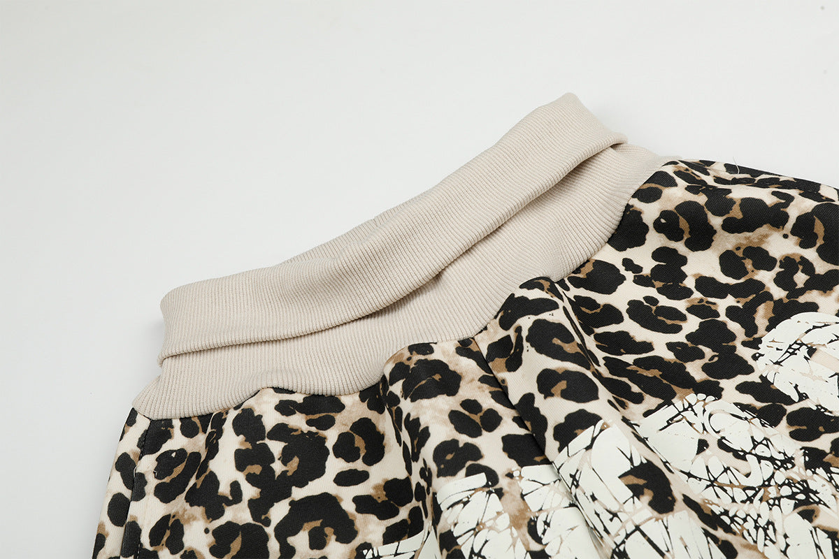 Pantalon à jambes larges imprimé léopard avec motifs lèvres et graffiti — Style street décontracté
