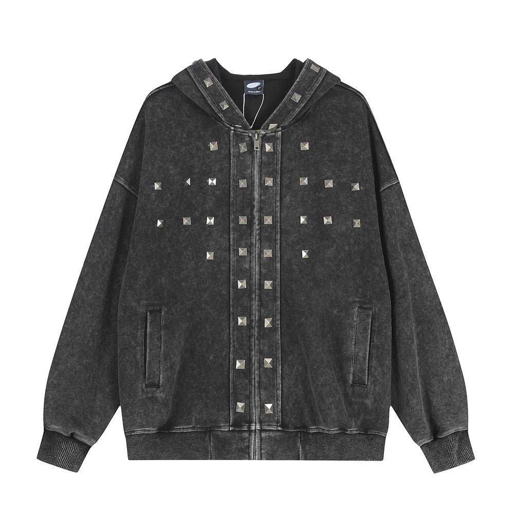 Sudadera oversized con capucha, lavado ácido y cremallera, en negro carbón desvaído, con tachuelas piramidales plateadas en el pecho y el borde de la capucha, vista frontal y trasera