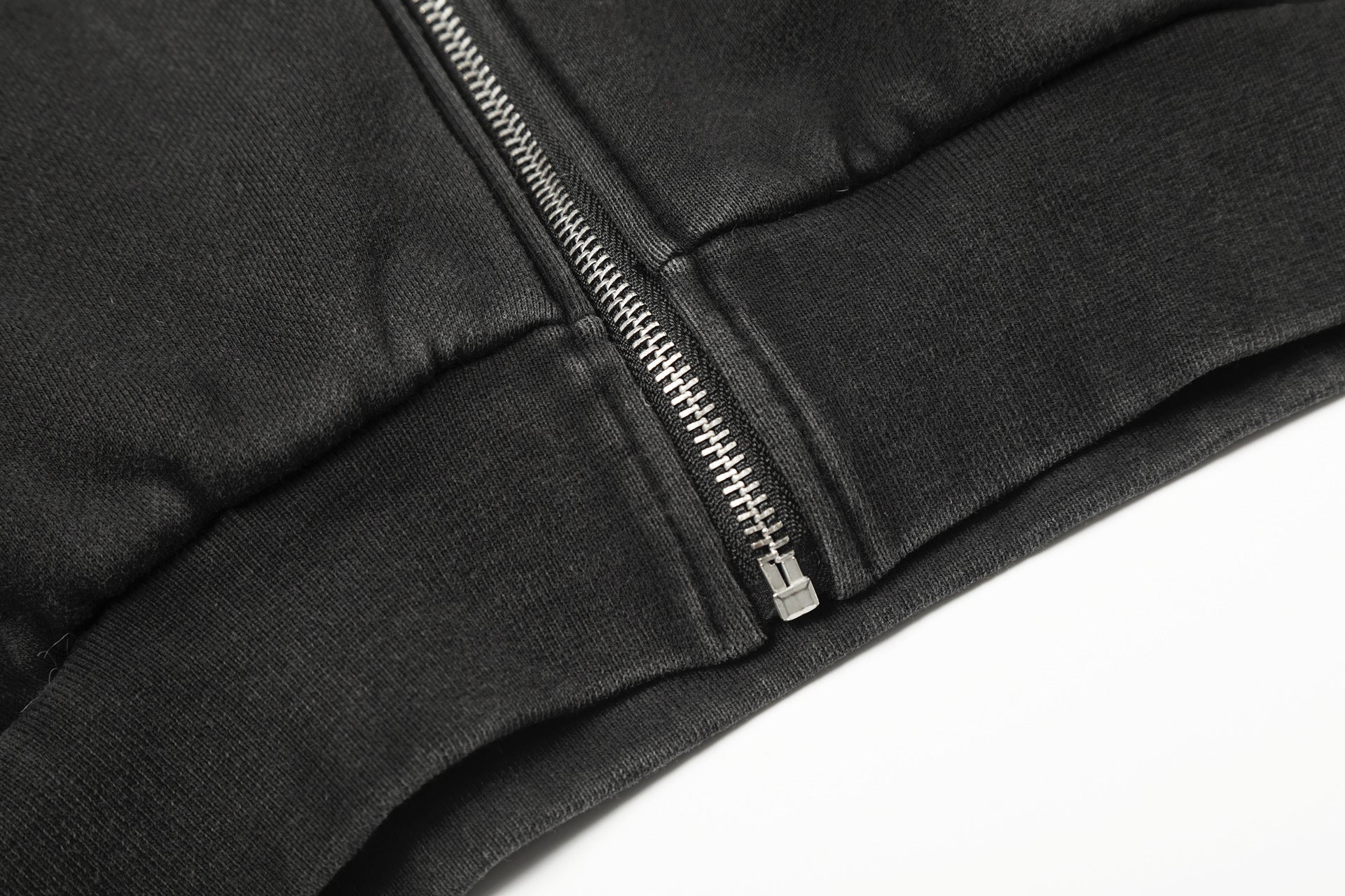 Hoodie noir zippé avec pointes métalliques et fini délavé — Streetwear heavy metal