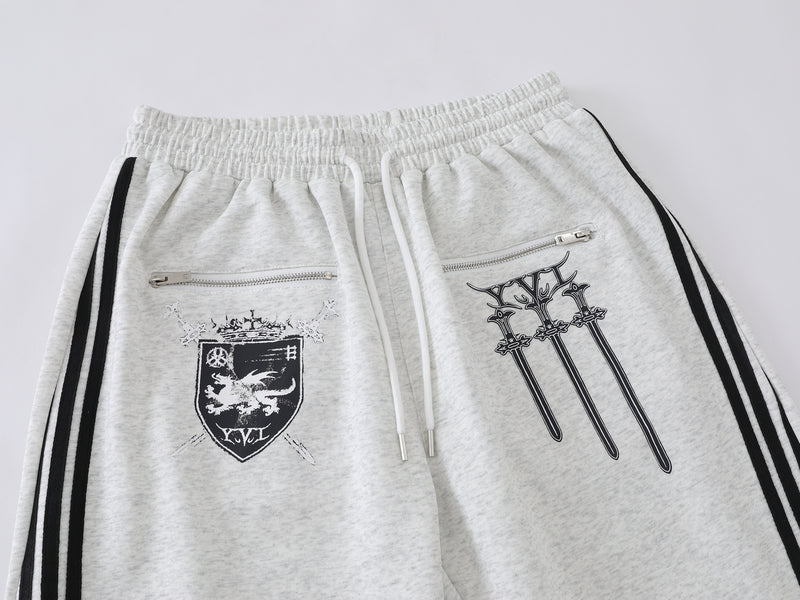 Pantalon de survêtement à jambes larges avec graphisme héraldique et détails latéraux multibandes