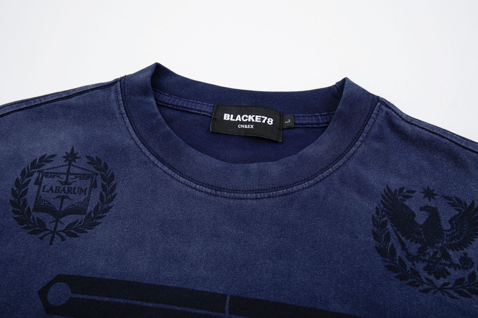 ロングスリーブクルーネックTシャツ｜ウォッシュド・ミリタリークレストグラフィック