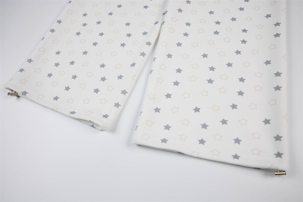 Pantalon de survêtement à jambes larges, imprimé étoiles, avec ailes d’ange et broderie de lettres