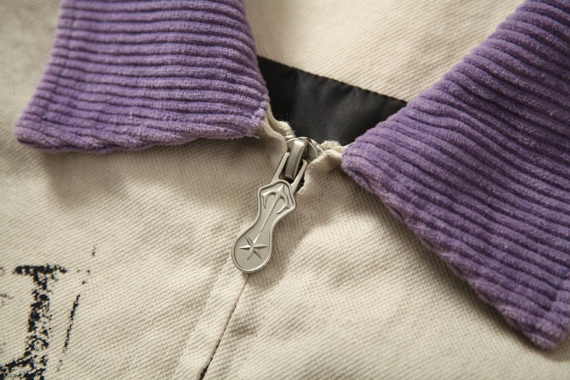 Veste zippée à imprimé graphique – Coton délavé effet usé, col violet et badge
