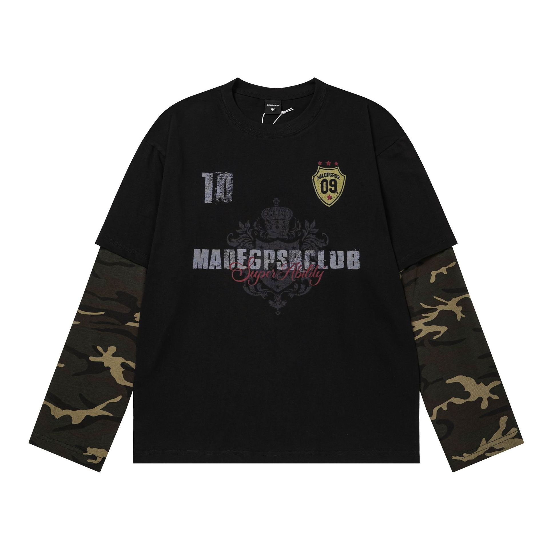 T-shirt oversize à manches longues, manches camouflage woodland et écusson graphique MADEGPSB Club sur tissu noir, vue de face
