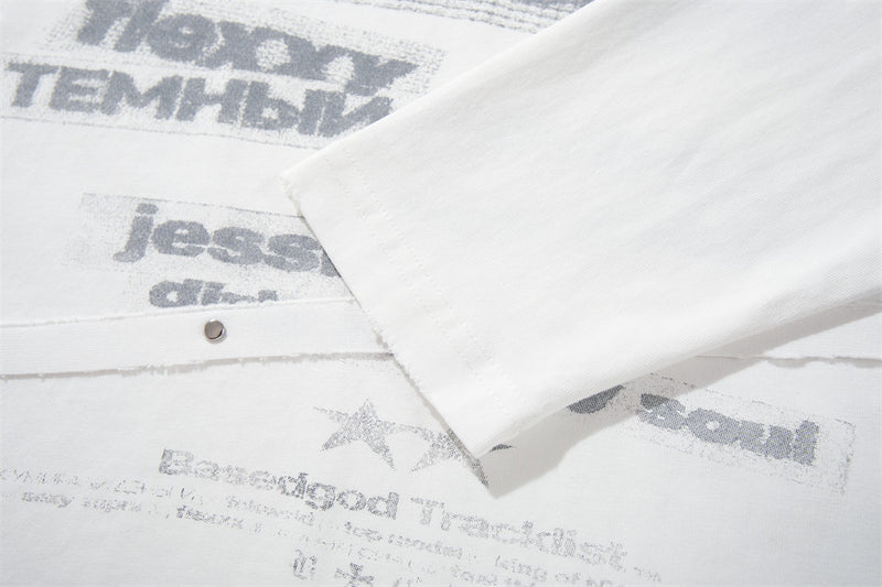 Herren-Langarm-Henley mit Schriftprint und Nieten – unregelmäßige Einsätze