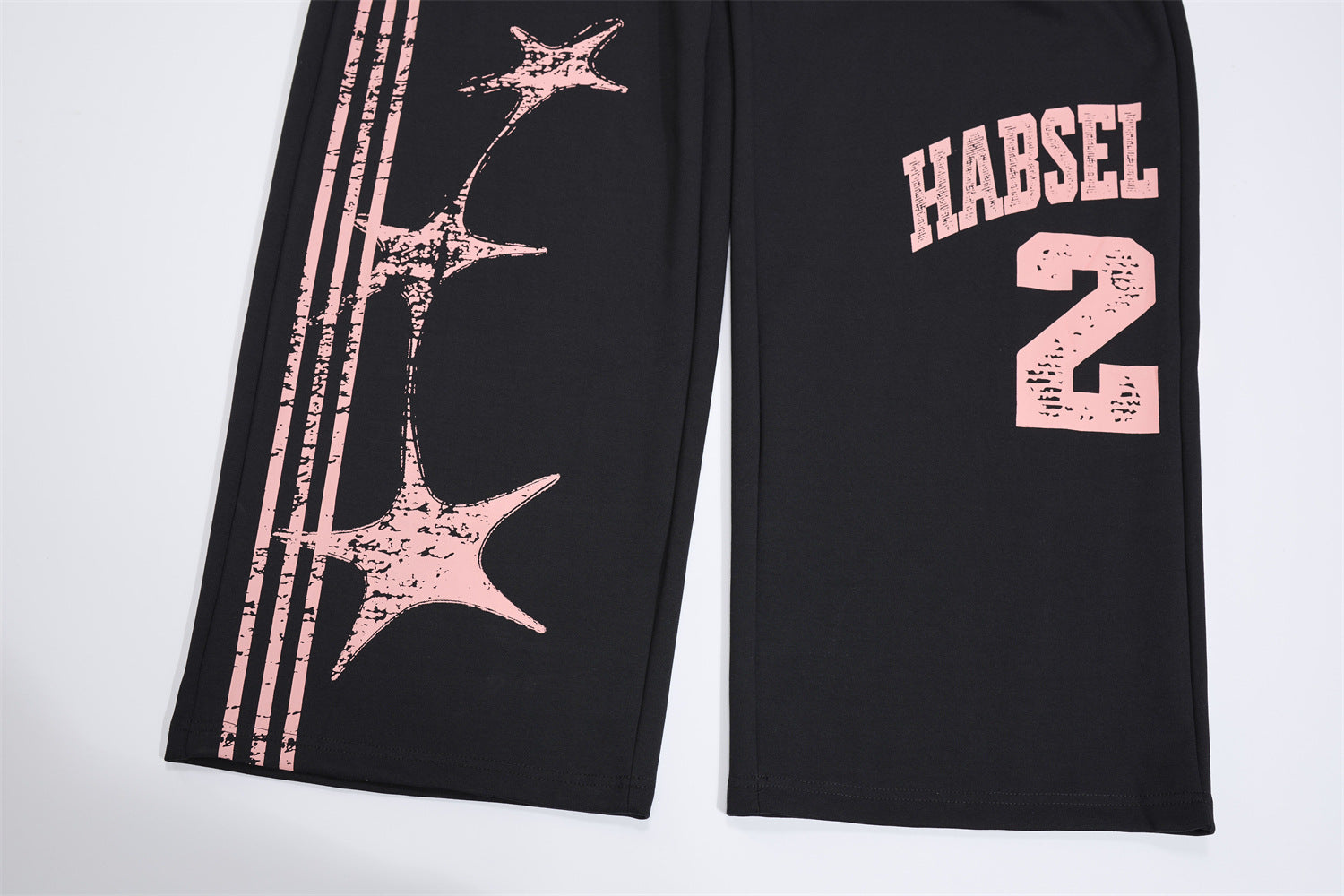 Pantalones de chándal de pierna ancha con estampado gráfico varsity y cintura rosa en contraste