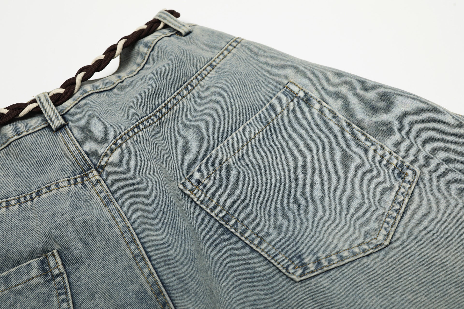 Vaqueros barrel de pierna ancha – Denim lavado con patchwork deconstruido y cinturón trenzado