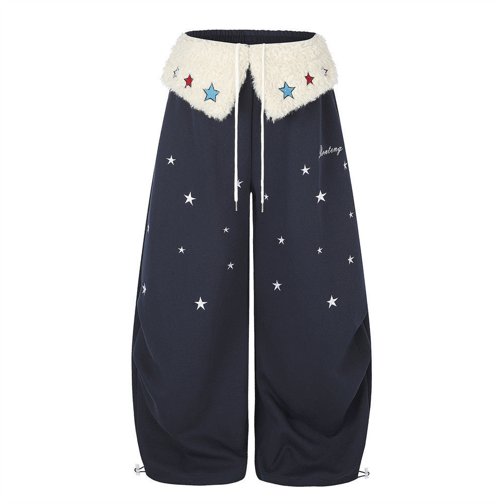 Weite Jogginghose mit cremefarbenem Sherpa-Umschlagbund, farbenfrohen bestickten Stern-Patches und durchgehendem weißen Sternprint