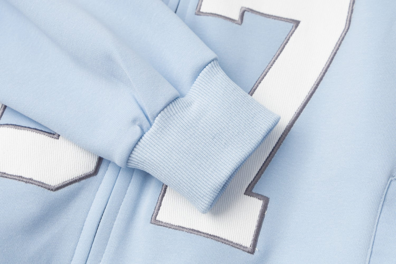 Sweat à capuche bleu zippé intégral avec patch brodé du numéro varsity 07