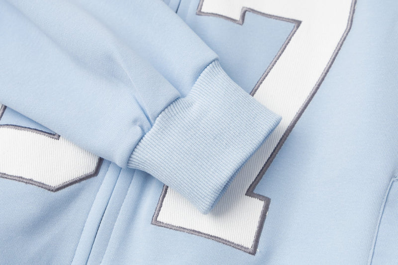 Sweat à capuche bleu zippé intégral avec patch brodé du numéro varsity 07