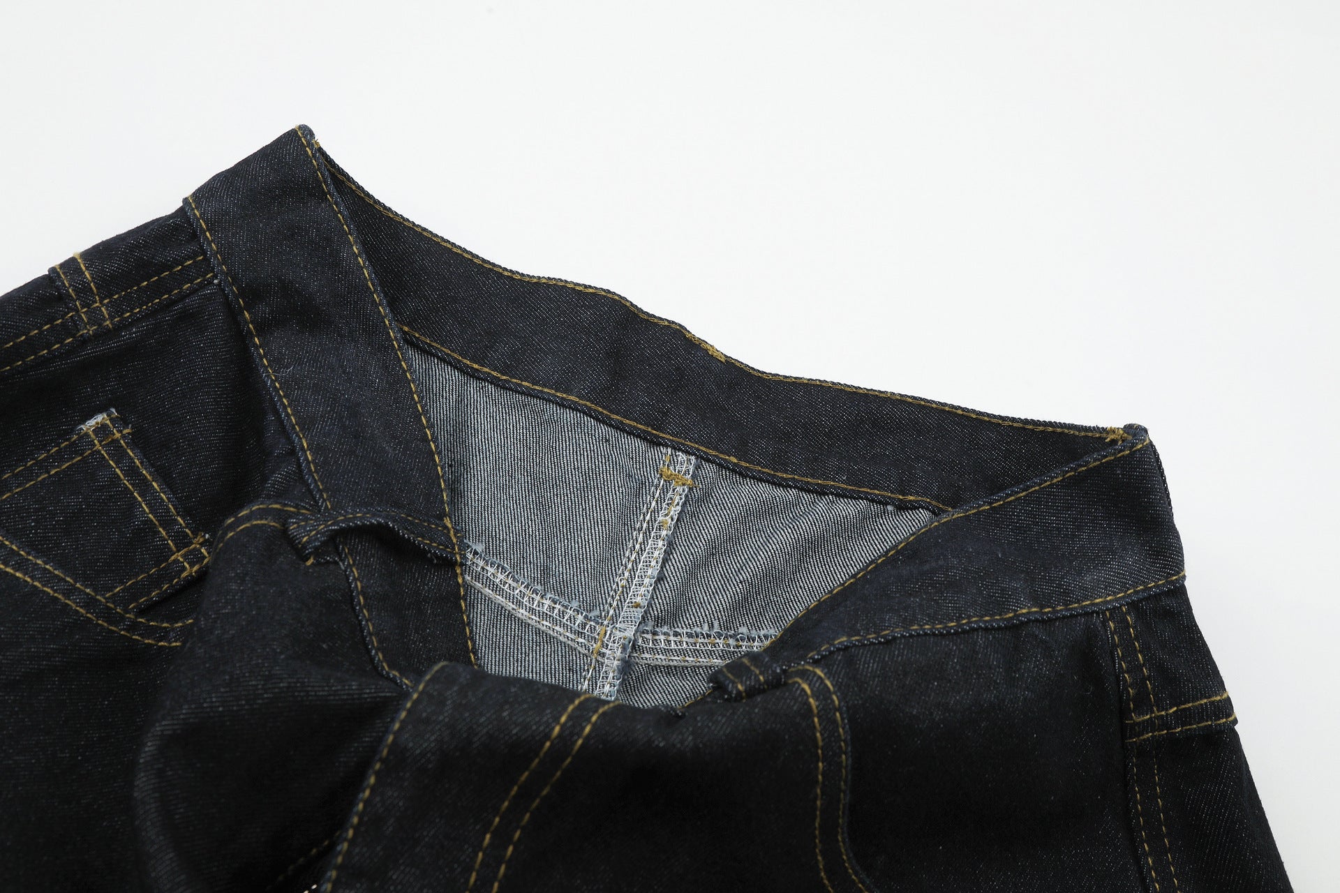Jean baggy délavé foncé avec bas en fausse fourrure et broderie manuscrite – Coupe ample