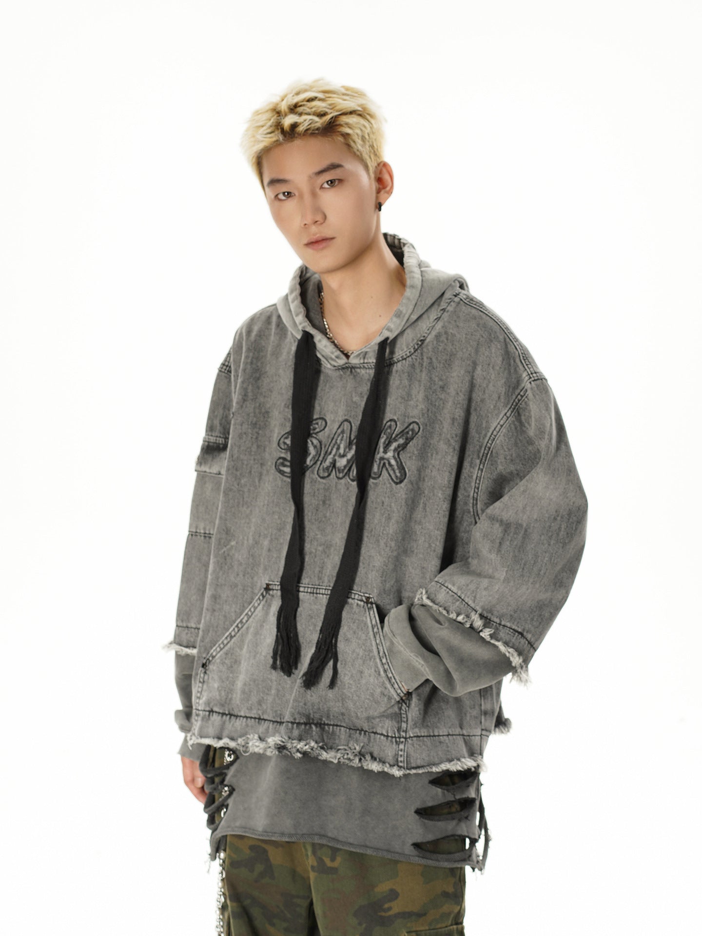 Sweat à capuche en denim délavé et déchiré – Broderie SMK, ourlet brut et détails usés