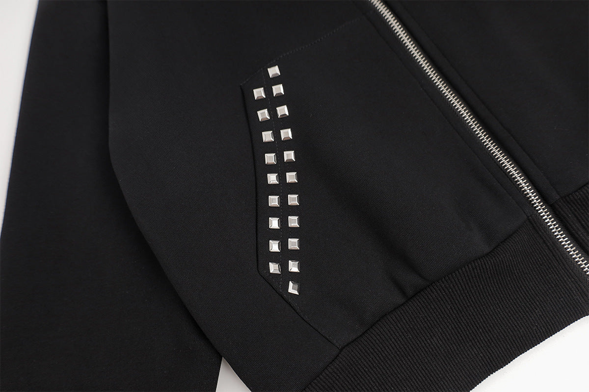 Sweat à capuche zippé court avec capuche cloutée et broderie croix