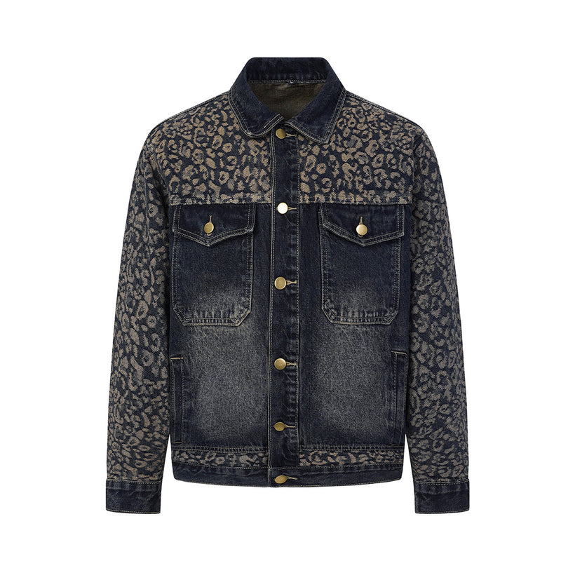 Veste trucker en jean bleu marine délavé pour homme, imprimé jacquard léopard kaki sur empiècement poitrine, manches et dos, détails en laiton vieilli