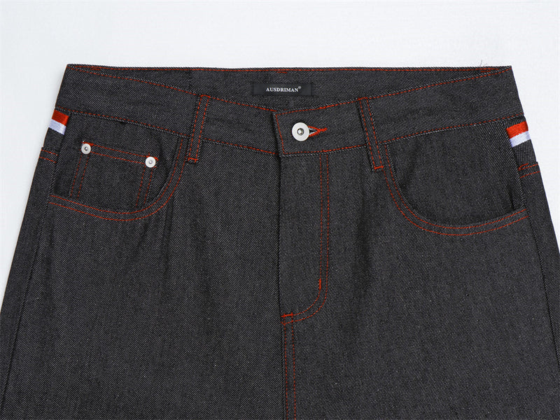 Herren-Flare-Jeans in Schwarz mit roter Script-Stickerei – Wide Leg aus Raw Denim