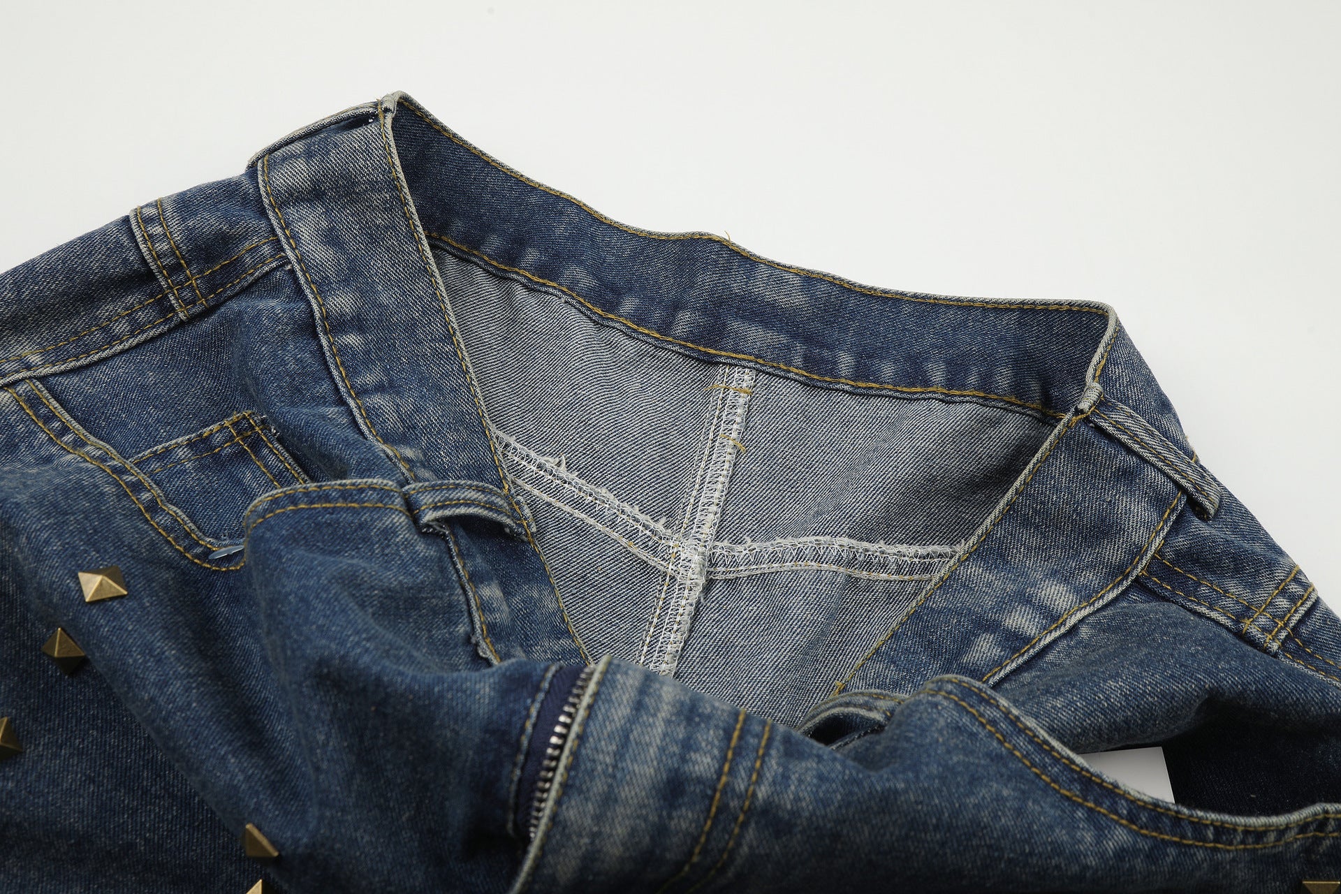 Baggy-Jeans mit weitem Bein, Pelzbesatz am Saum und goldfarbenen Nieten