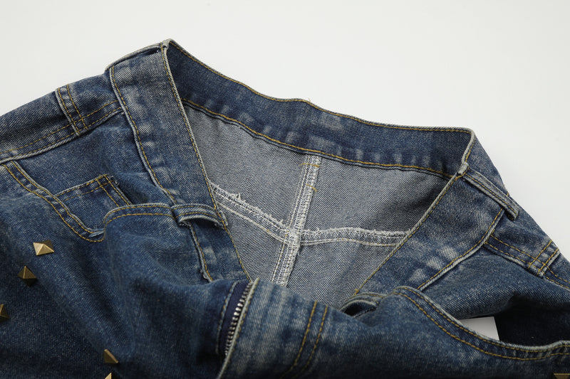 Baggy-Jeans mit weitem Bein, Pelzbesatz am Saum und goldfarbenen Nieten