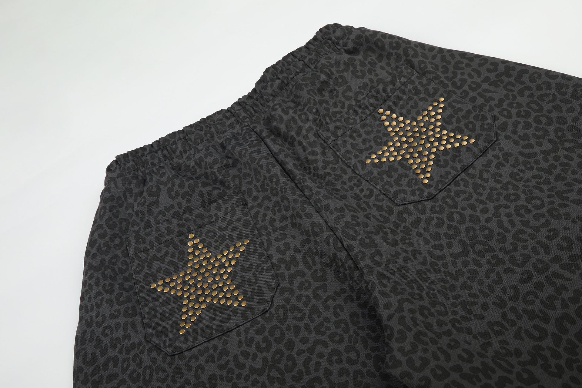 Pantalon de survêtement léopard à jambes larges avec étoiles dorées cloutées
