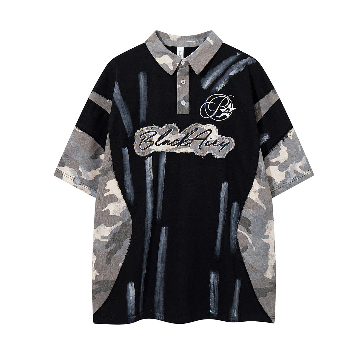 Polo oversize BlackAicy avec manches en patchwork camouflage, imprimé graffiti au pinceau et écusson manuscrit brodé sur la poitrine