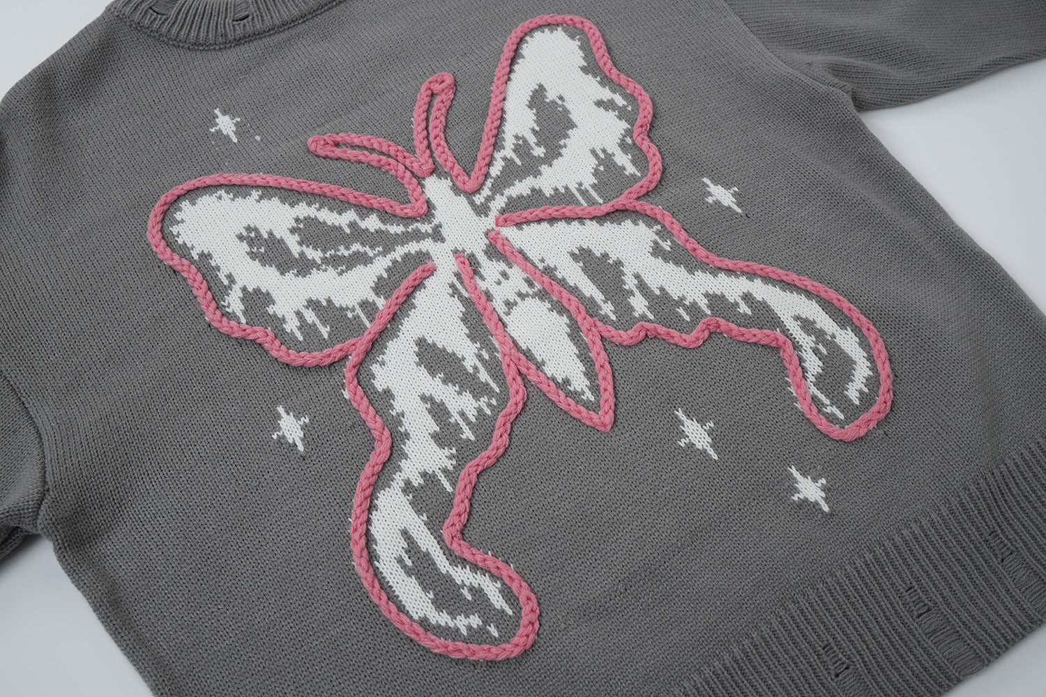 Pull en maille jacquard papillon – Col rond oversize avec broderie rose façon corde