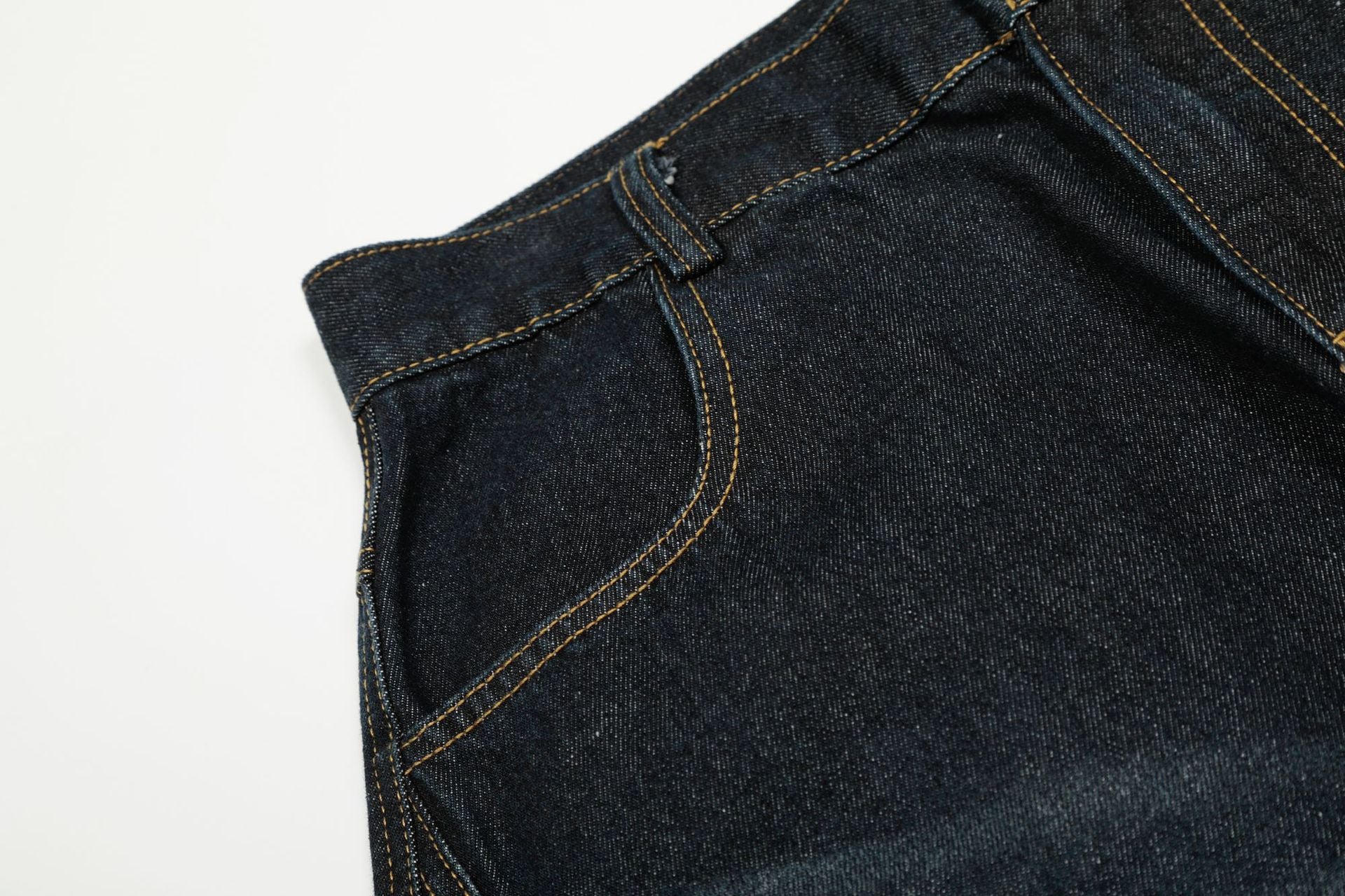 Jeans barrel à jambes larges – Délavage foncé, style américain vintage et détail porte-clés
