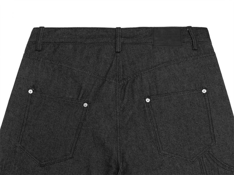 Wide-Leg-Jeans aus Raw-Black-Denim mit diagonalem Knopfverschluss