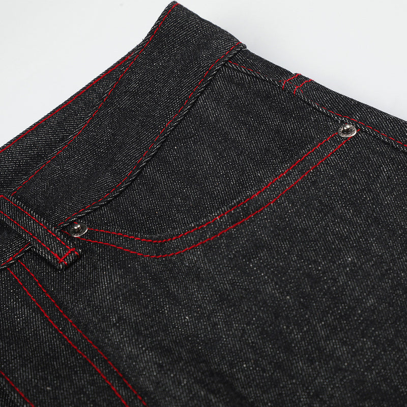 Jean à jambes larges – Denim noir avec surpiqûres rouges contrastantes et broderie script