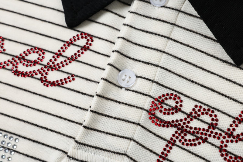 Polo de rayas con gráfico de letras de strass – Manga corta y cuello negro