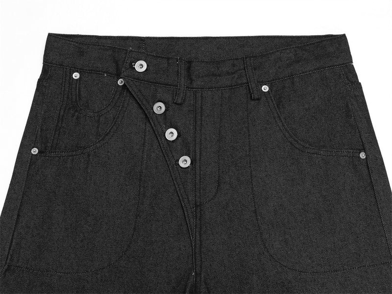 Wide-Leg-Jeans aus Raw-Black-Denim mit diagonalem Knopfverschluss