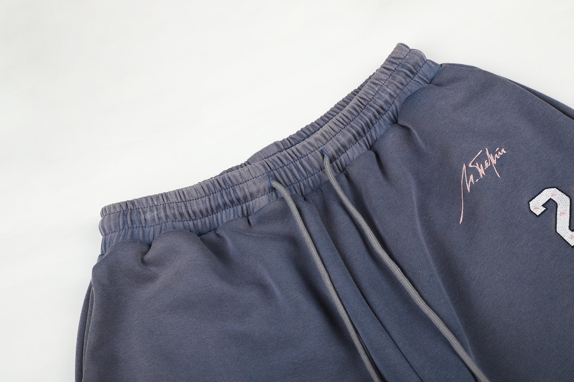 Pantalon de survêtement à jambes larges avec broderies graffiti signature et numéro 26
