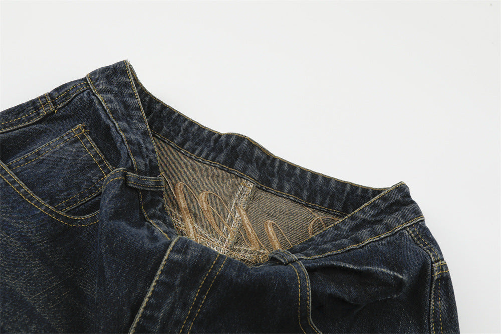 Wide-Leg-Baggy-Jeans mit Taschenbesatz aus Kunstfell und Schriftzugstickerei – Dark Wash