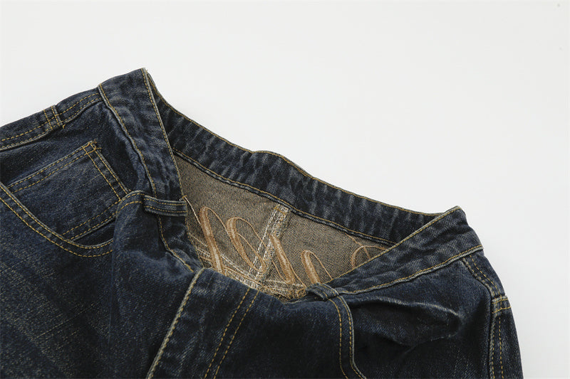 Wide-Leg-Baggy-Jeans mit Taschenbesatz aus Kunstfell und Schriftzugstickerei – Dark Wash