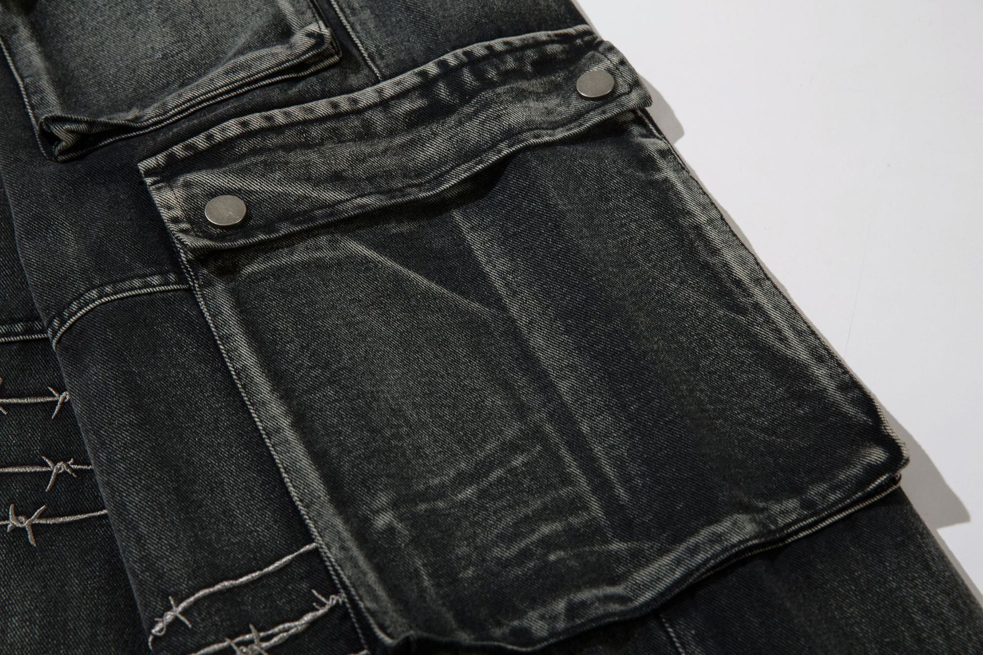 Wide-Leg Cargo Jeans with Barbed Wire Embroidery – Baggy Streetwear Denim