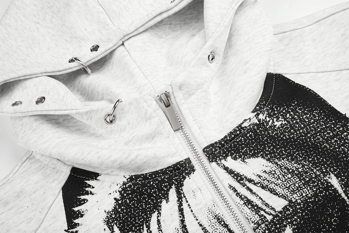 Sudadera gris corta con cremallera, gráfico anime y detalle de anillas metálicas