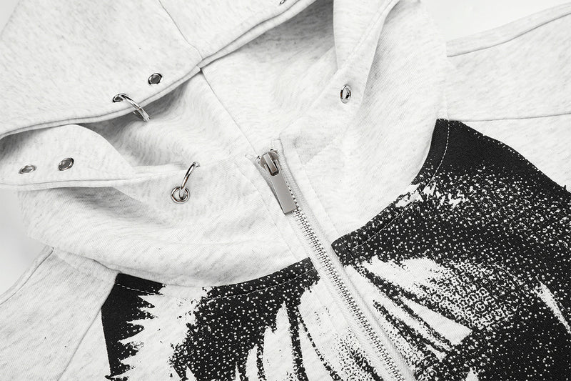 Sudadera gris corta con cremallera, gráfico anime y detalle de anillas metálicas