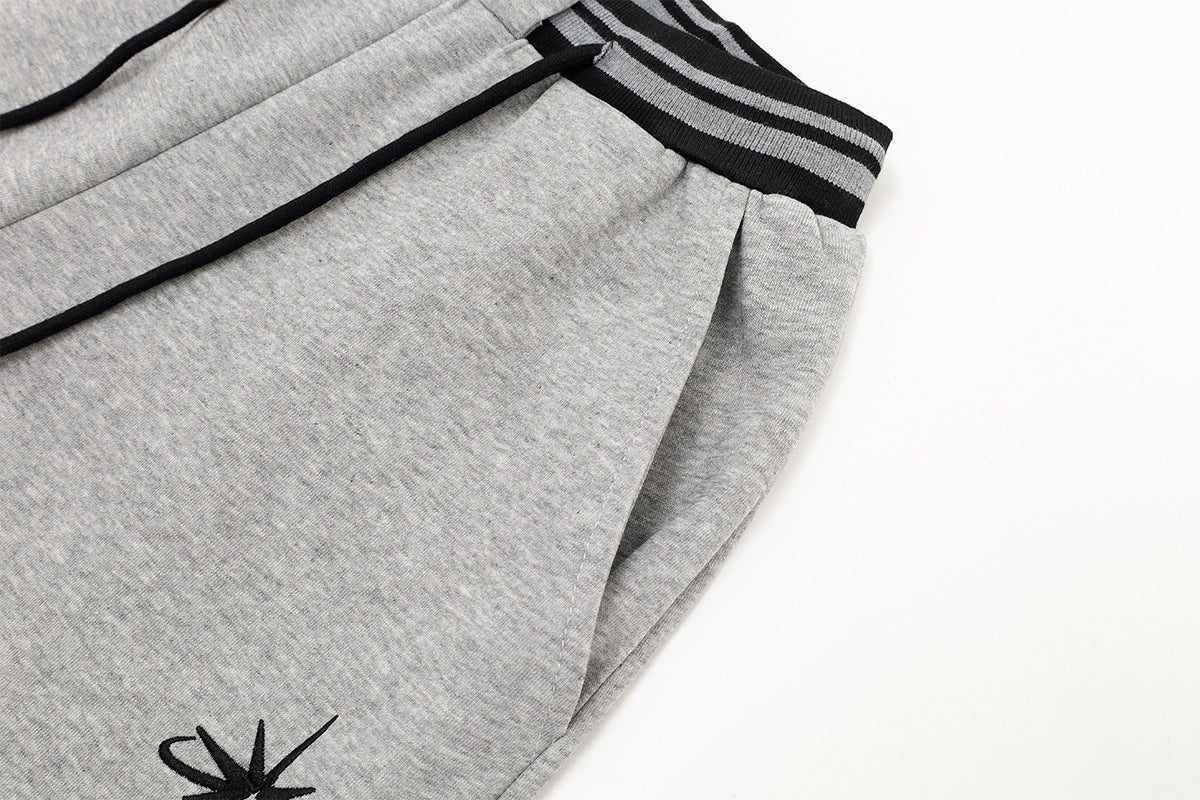Jogginghose mit weitem Bein und gestreiftem Kontrastbund – Fleecehose mit Relaxed Fit