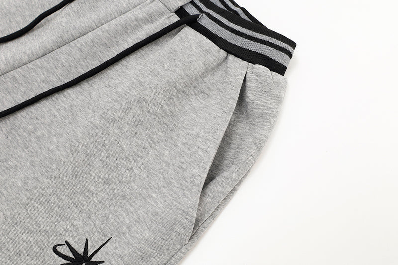 Jogginghose mit weitem Bein und gestreiftem Kontrastbund – Fleecehose mit Relaxed Fit