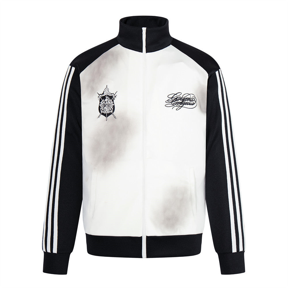 Herren-Trainingsjacke in Weiß und Schwarz mit Raglanärmeln, drei Streifen, Stehkragen, Smoke-Dye-Waschung und aufgestickten Brustmotiven