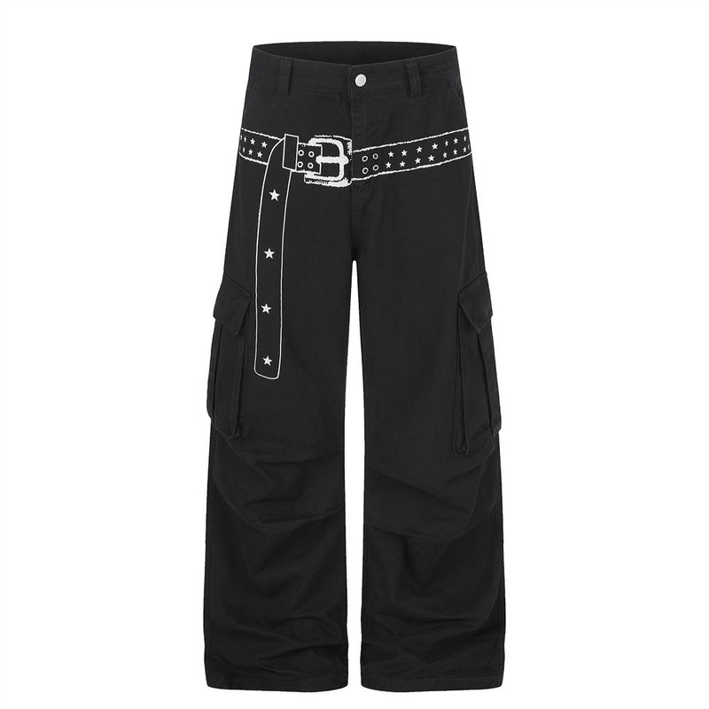 ブラックのメンズワイドレッグカーゴパンツ、パンクベルトグラフィックプリントとマルチカーゴポケット付き