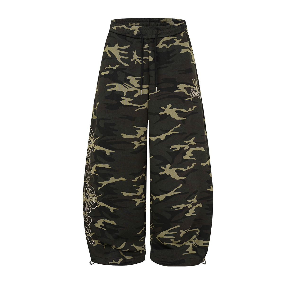 Baggy-Sweatpants mit weitem Bein im dunklen Militär-Tarnmuster, Schriftzug-Print am Bein und verstellbaren Ösen am Knöchel