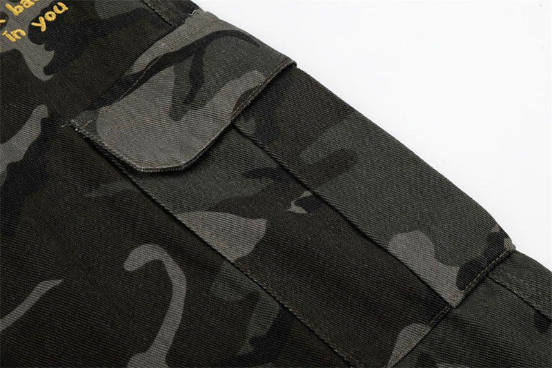 Men's Wide-Leg Camo Cargo Shorts with Bandana Detail & Multi-Pocket