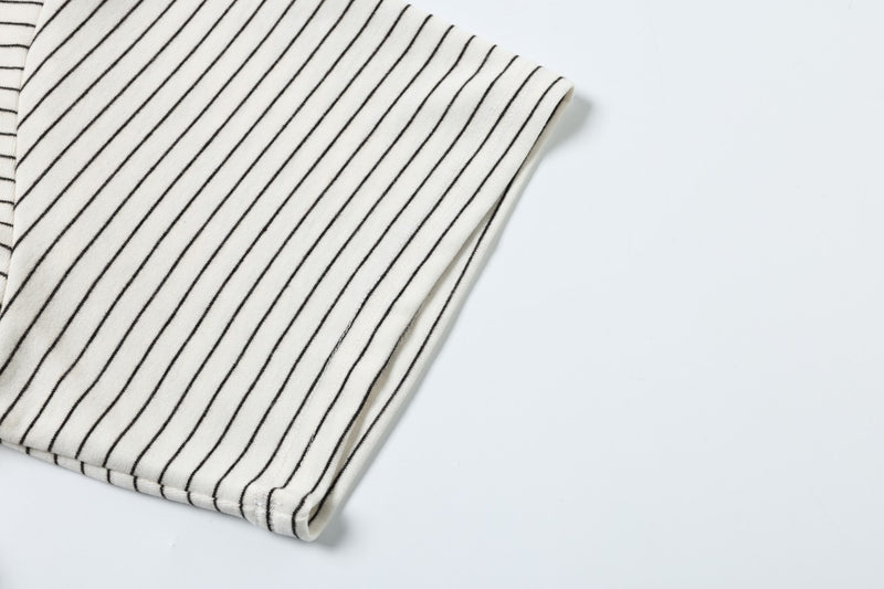 Polo de rayas con gráfico de letras de strass – Manga corta y cuello negro