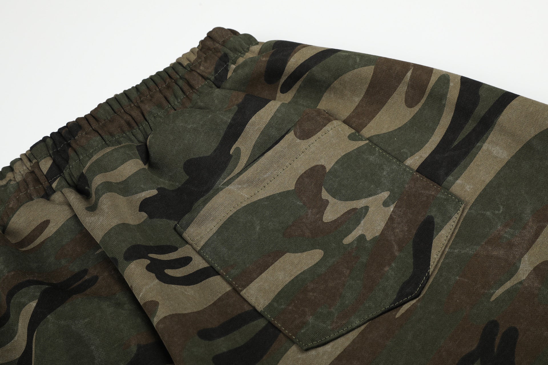 Camo-Wide-Leg-Jogginghose mit Union-Jack-Grafikprint