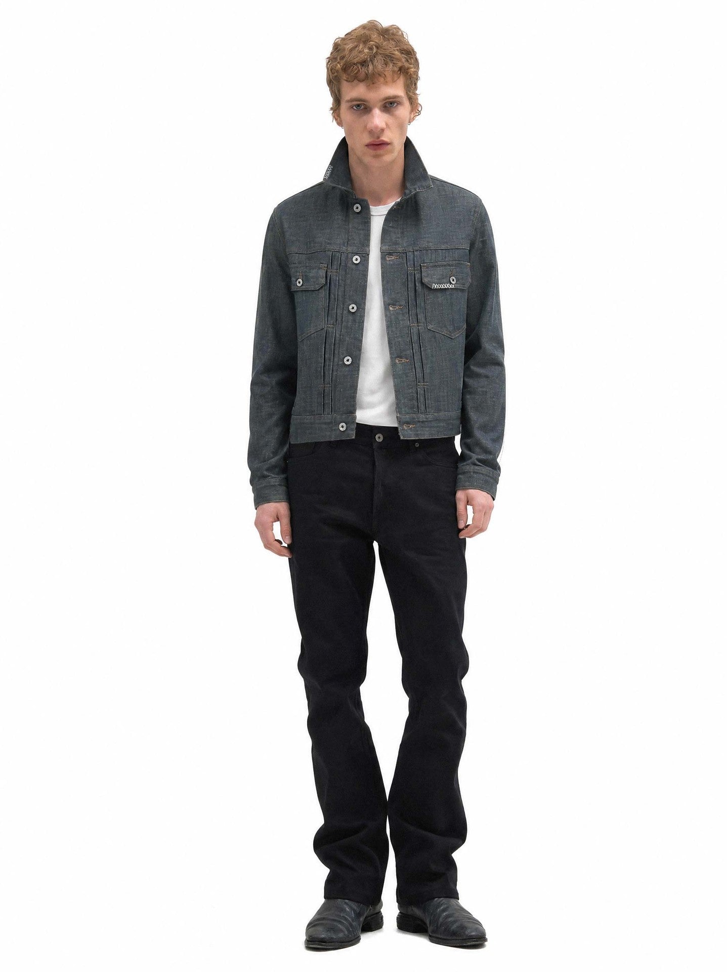 Veste en jean boxy vert encre délavé, empiècements de poitrine plissés, col classique et poches à rabat, portée par un mannequin homme
