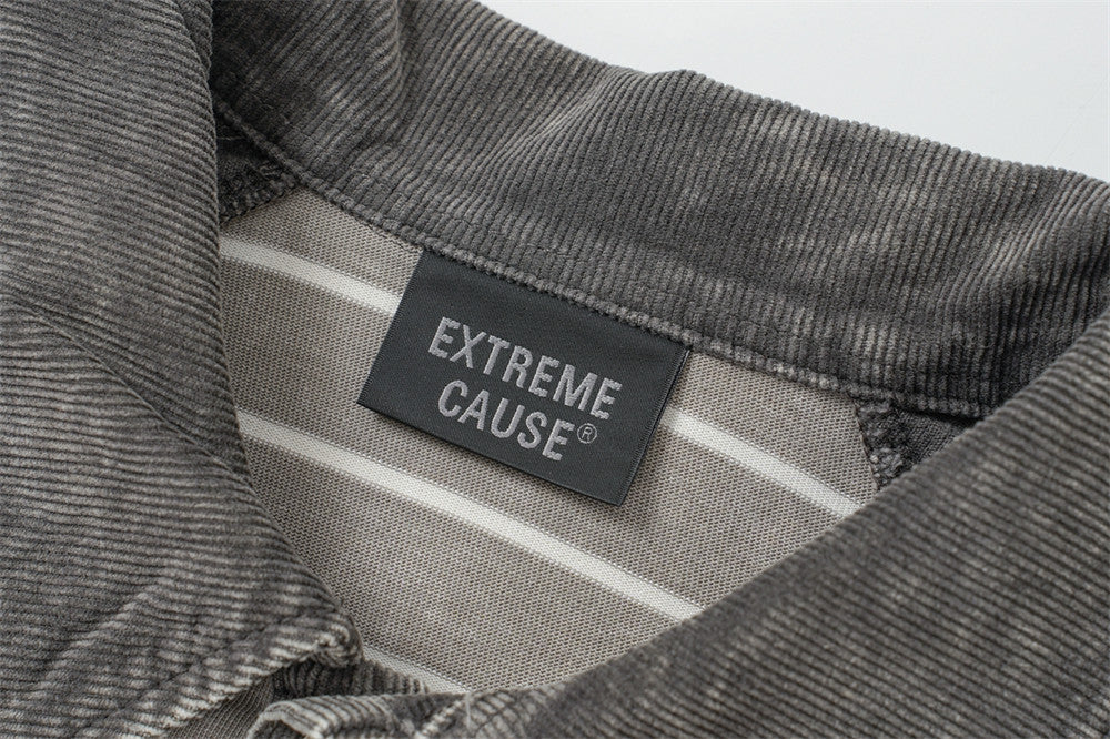 ヴィンテージウォッシュ加工のストライプ柄カラーブロックポロシャツのクローズアップ。リブ編みの襟とExtreme Causeラベル付き